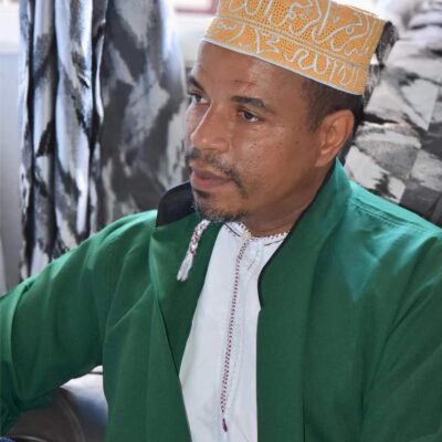 Kofia Traditionnel Doré avec Broderies Blanches