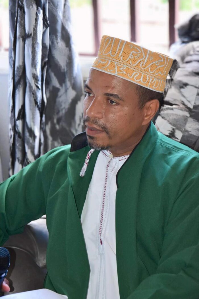 Kofia Traditionnel Doré avec Broderies Blanches