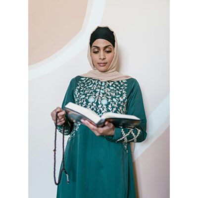 Robe Longue Verte avec Broderies Florales - Élégance Traditionnelle