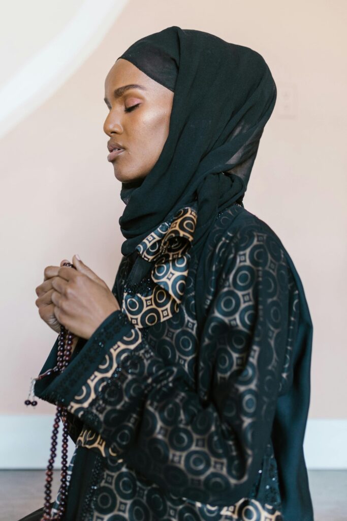 Robe Longue Noire avec Motifs Dorés - Élégance et Tradition