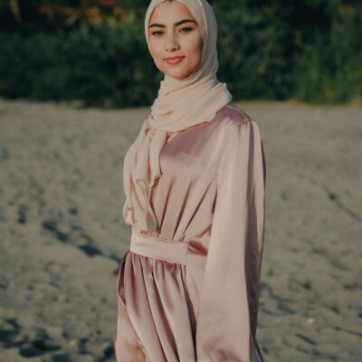 Robe Longue Satinée Rose Pâle - Élégance et Raffinement