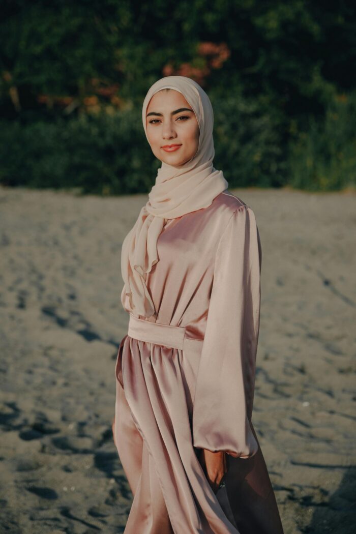 Robe Longue Satinée Rose Pâle - Élégance et Raffinement