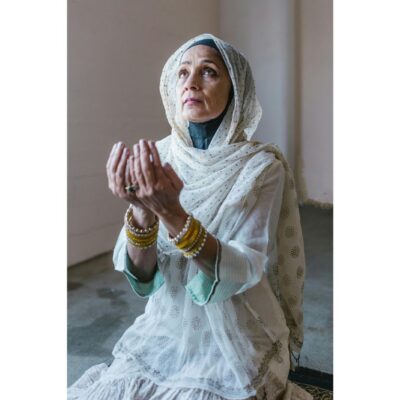 Châle Blanc en Mousseline avec Motifs Délicats - Élégance et Modestie