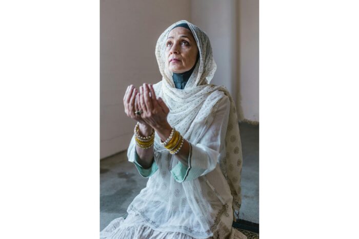 Châle Blanc en Mousseline avec Motifs Délicats - Élégance et Modestie