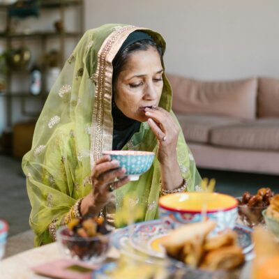 Paréo Vert en Mousseline avec Broderies Dorées - Élégance et Tradition