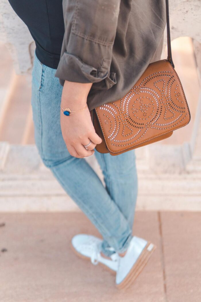 Sac à Main en Cuir Camel avec Motifs Perforés - Élégance Bohème