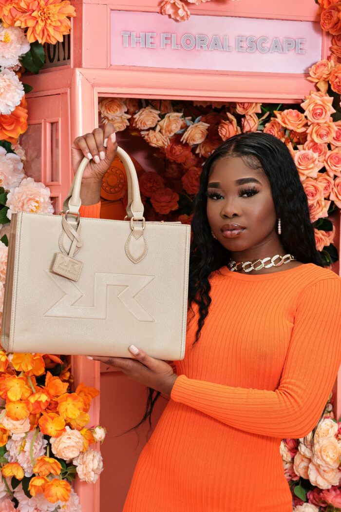 Sac à Main en Cuir Beige avec Logo en Relief - Élégance Subtile et Fonctionnalité