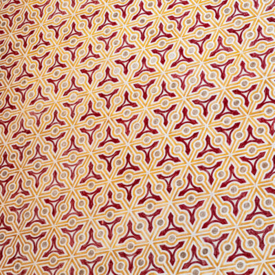 Tissu Traditionnel avec Motifs Géométriques Rouges et Jaunes