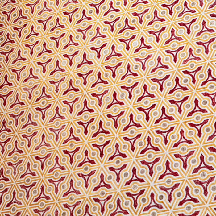 Tissu Traditionnel avec Motifs Géométriques Rouges et Jaunes